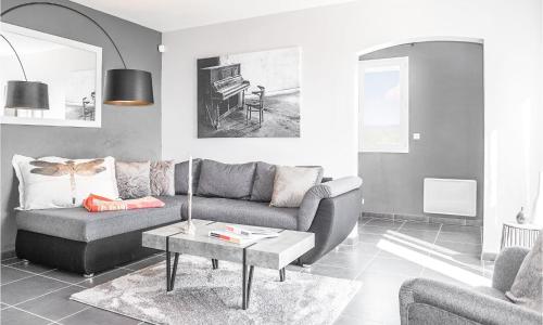 Lovely Home In Cruzy With Kitchen