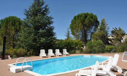 Maison de 3 chambres avec piscine partagee terrasse et wifi a Rustrel