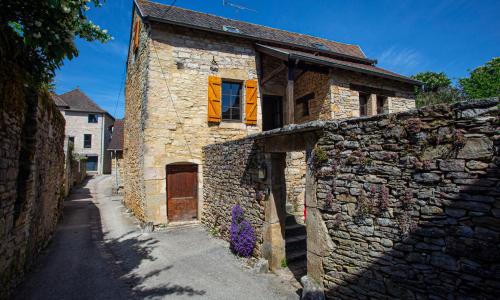 Maison en pierres au coeur du village médiéval de Villeneuve