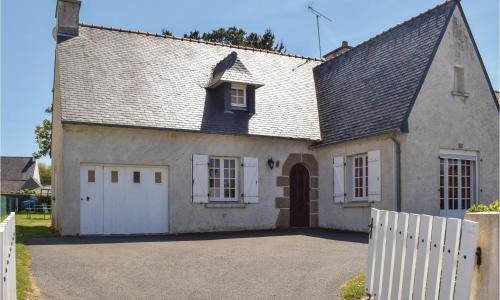 Beautiful Home In Ploumilliau With Kitchen