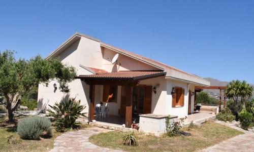 Detached villa located in a residential area a few kilometers from the sea