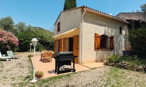 Maisonnette dans la colline,port d'Alon & calanque