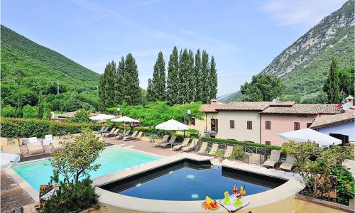 Stunning Apartment In Foligno With Kitchen