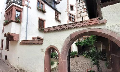 ADRIHOF à Riquewihr, Cour de l'Abbaye d'Autrey