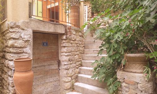 maison au coeur de Fontaine de Vaucluse, nichée sur le rocher et surplombant la sorgue