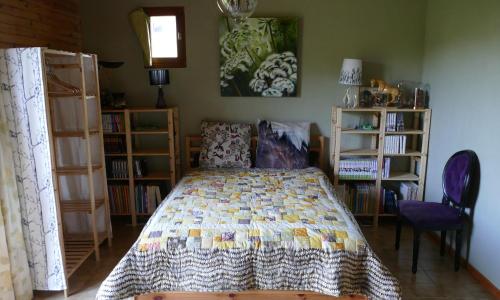 Chambre indépendante deux personnes au bord de la Blanche