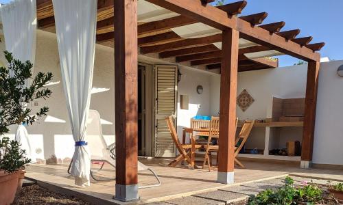 Cottage a 1km dal centro storico, 500 m dal mare,veranda attrezzata,barbecue,doccia interna ed esterna,giardino