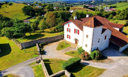 Maison de 5 chambres avec jardin clos et wifi a Bardos