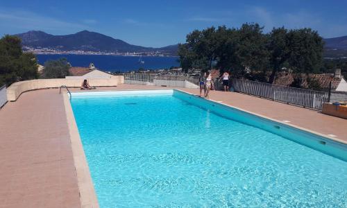 Beautiful 40 M2 With Pool Near The Beach!