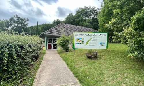 Chalet accueillant au cœur de la verdure proche de Brive