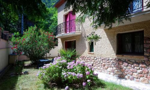 Appartement 48 m2 avec jardin au rdc dans villa à 5 min à pied des Thermes de Vernet-les-Bains, location de samedi à samedi