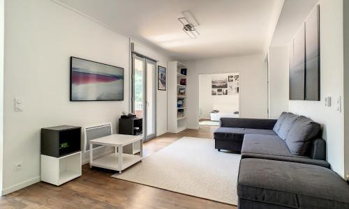 Superbe appartement entièrement rénové au pied des montagnes avec parking inclus