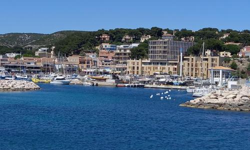 JOLI PETIT STUDIO AU CENTRE DE CARRY LE ROUET