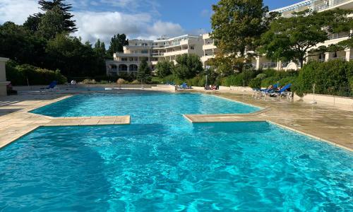 Appartement avec grande terrasse dans un magnifique parc à 5 minutes de la plage