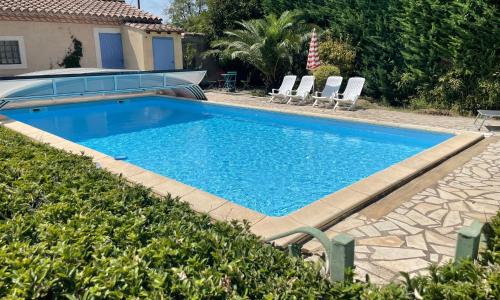 CHARMANT LOGEMENT AVEC PISCINE EN PROVENCE au premier étage d une villa