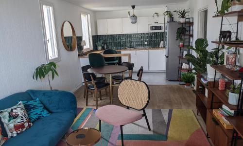 Appartement 3 pièces avec parking couvert gratuit.