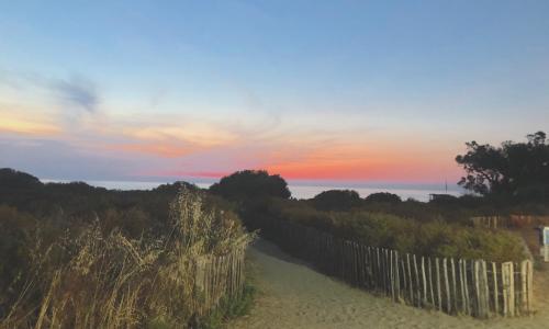Charmante petite maison dans résidence avec piscine chauffée à 600 m de la plage