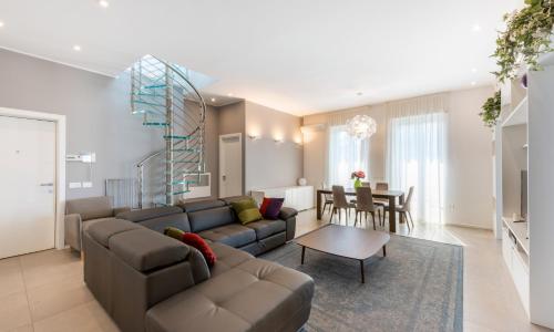 Easylife - Wonderful Penthouse with terrace a few steps from the Duomo