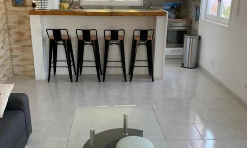 Rez de villa avec place de parking et vue mer.