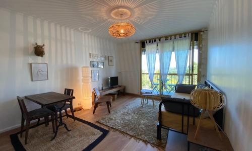 Studio équipée et balcon avec vue dégagée