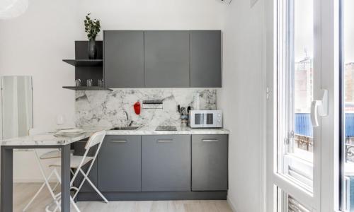 Bright Apt 600mt from Viale Zara!