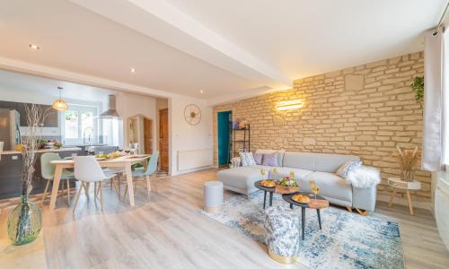 Côté Cour, 3 chambres, terrasses, jardin privé avec terrain de pétanque, cave voutée