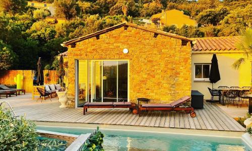 VILLA PERLA SAINT-TROPEZ CAVALAIRE sur MER, 3-5 chambres, vue mer, piscine chauffée avril à octobre
