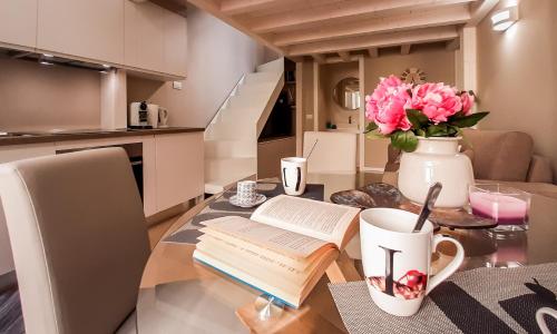 JOIVY Sophisticated 2 BR loft for 4