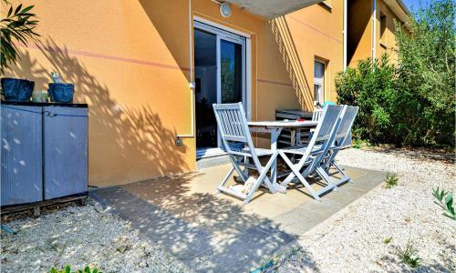 Lovely Apartment In Orange With Kitchen