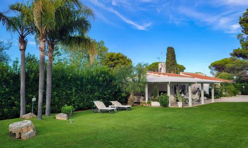 Luxury villa next to the beach with huge garden