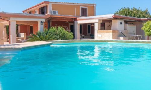 Villa con piscina al mare