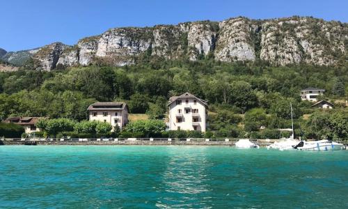 Rare 2 bedroom with private beach on Lake Annecy