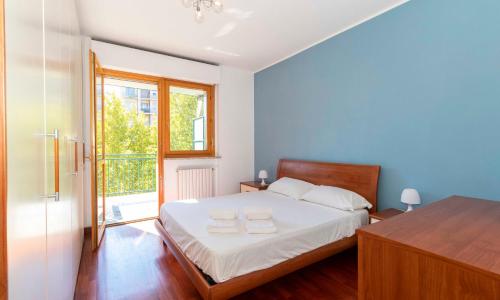 Cozy&Spacious apt 2 min walk from the tram stop!