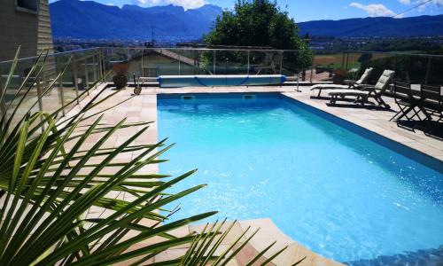 Studio Bellevue indépendant rénové janvier 2023 piscine parking proche centre Annecy