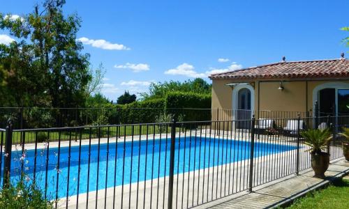 Pretty holiday home with shared pool, L'Isle-sur-la-Sorgue