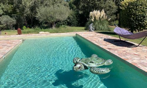 FUVOLEA, Maison de vacances à 15 min du centre d'Aix-en-Provence, piscine chauffée en saison - jardin - parking privé gratuit