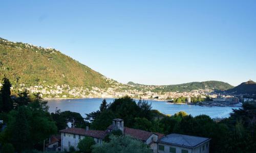 The Blue - lake / city view modern apt near villa Olmo