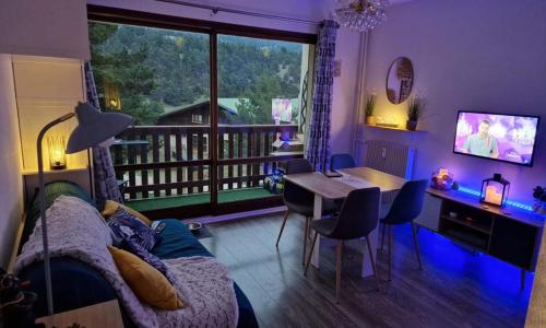 U066 - Appartement cosy, vue sur la montagne à Gréolières