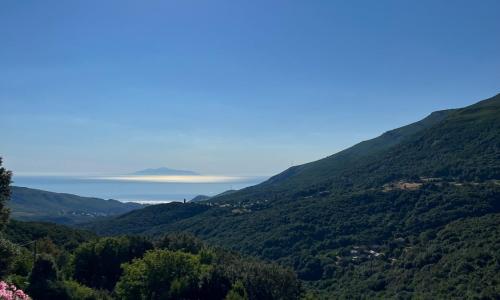 Appartement dans maison de village vue mer