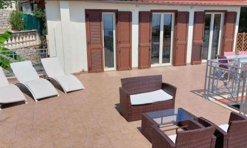 EDEN CAP : A delightful villa lodges 11 adults just one km away from Monte Carlo station