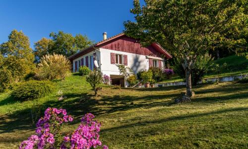 Maison dans un parc de verdure