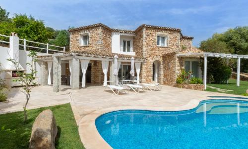 Villa Ginestra con piscina e giardino privato a 500 mt dal mare