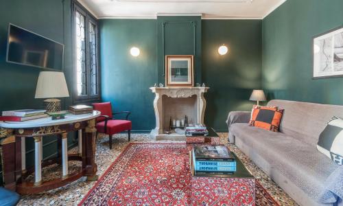 Stylish Renovated Apartment In The Heart Of The City