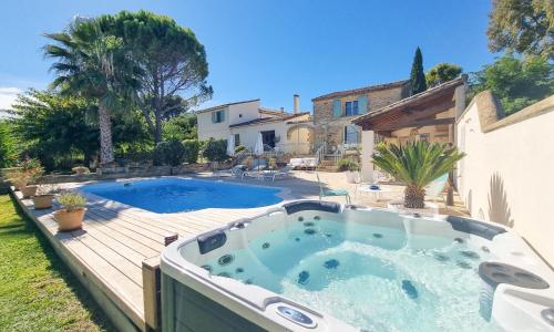 Domaine en pierre avec piscine et jacuzzi au Mas Lucia