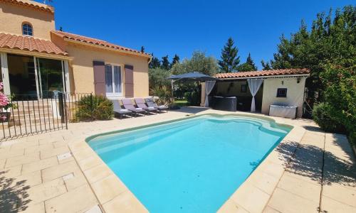 Villa de la Chapelle labélisée 5 étoiles-10 pers piscine chauffée avec véritable chalet à l'Isle sur la sorgue