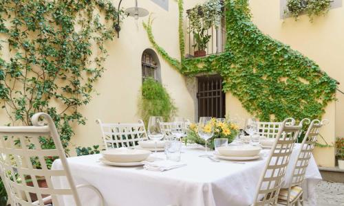 Corte Paolina - charming courtyard inside Lucca