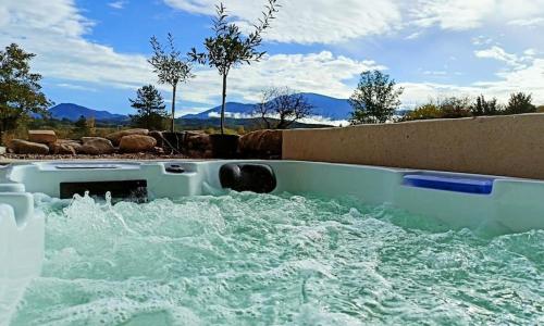 Gîte de charme avec jacuzzi face au Mont Ventoux