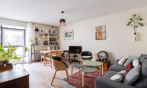 Veeve - Bastille Between the Leaves