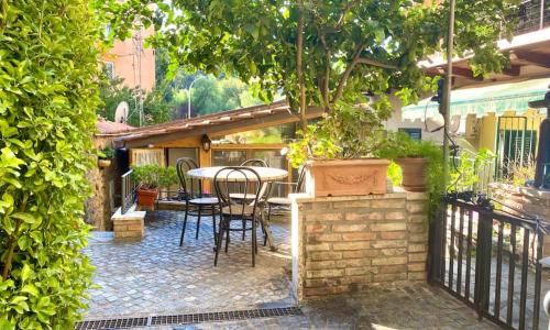 Romantic Borgo with Garden in Rome Center !