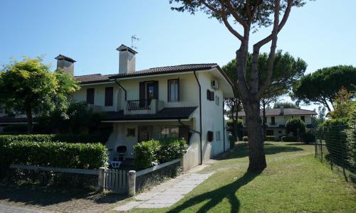 Relax in our charming villa with private garden